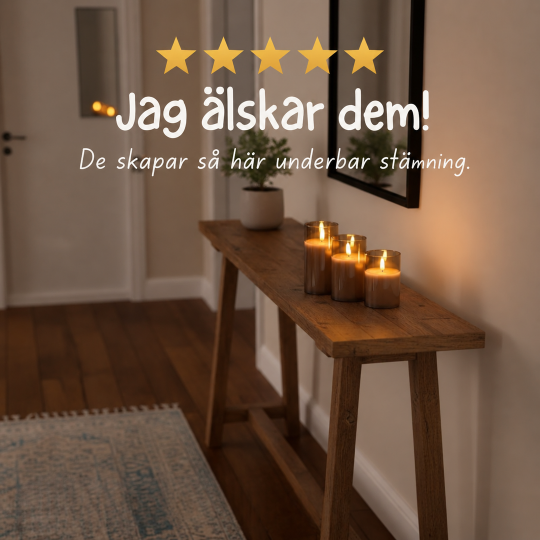 Tre tända Flamerick-blockljus i glasknoppar på en konsolbänk i hallen, med ett kundomdöme med fem stjärnor ovanpå.